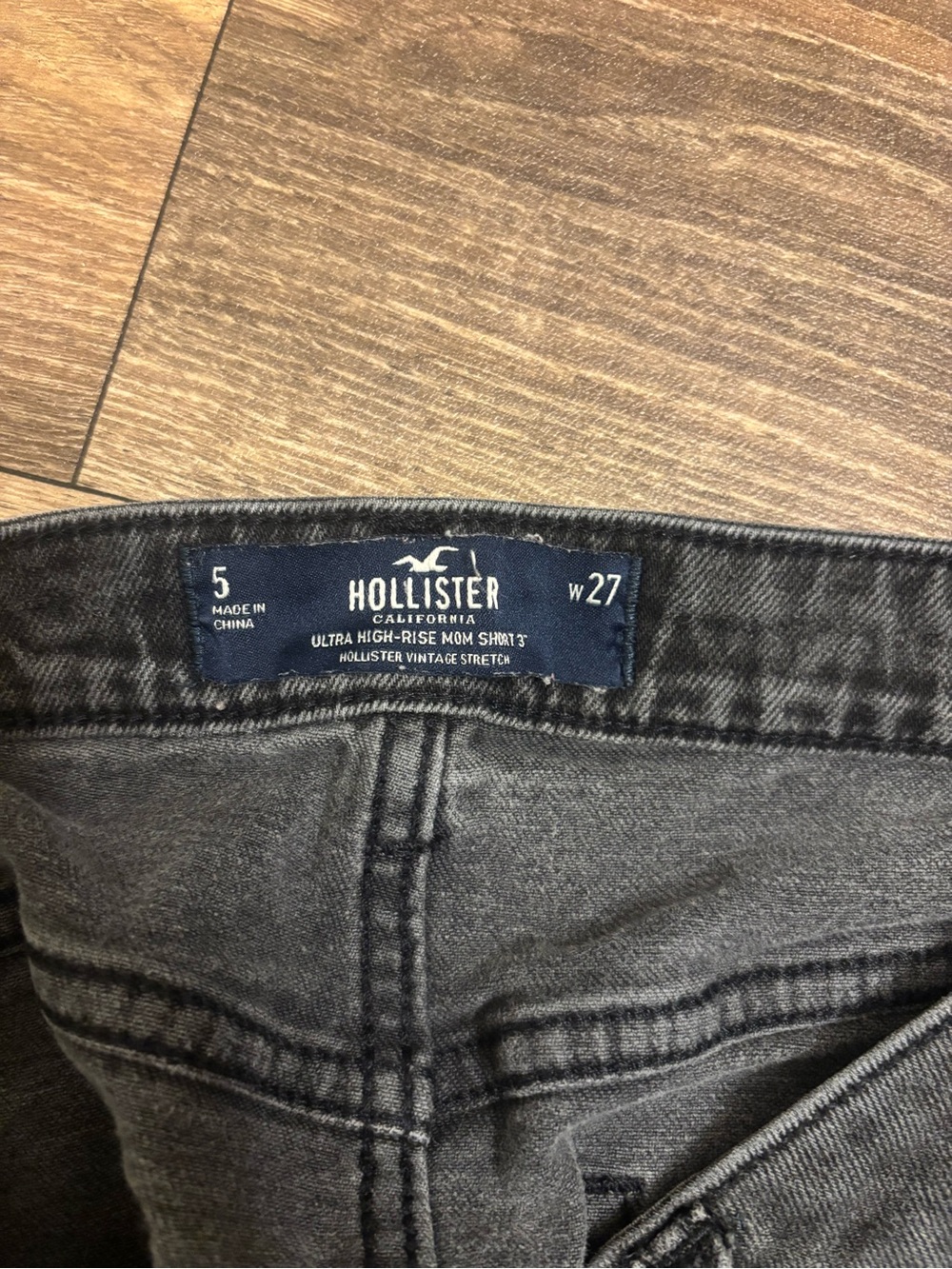 Hollister Ultra High-Rise Mom Shorts 3" Black Washed Denim Size 5 W27 Frayed - Picture 4 of 5